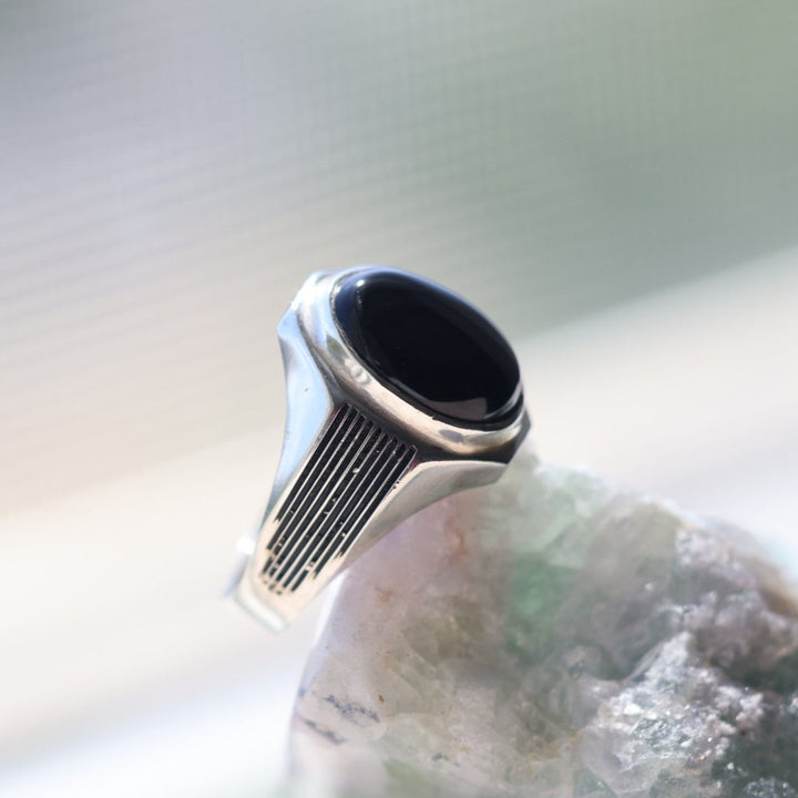 Classic Noir Antique Yemeni Aqeeq Sterling Silver Ring