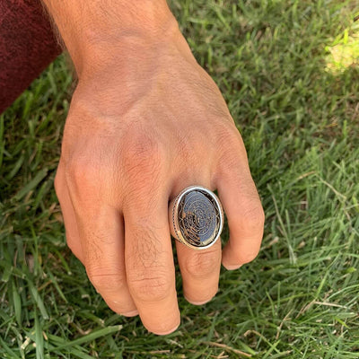Engraved dark brown jazaa aqeeq stone ring for men | Engraved AYATUL KURSI | AlAliGems | Yemeni Aqeeq Ring - Al Ali Gems